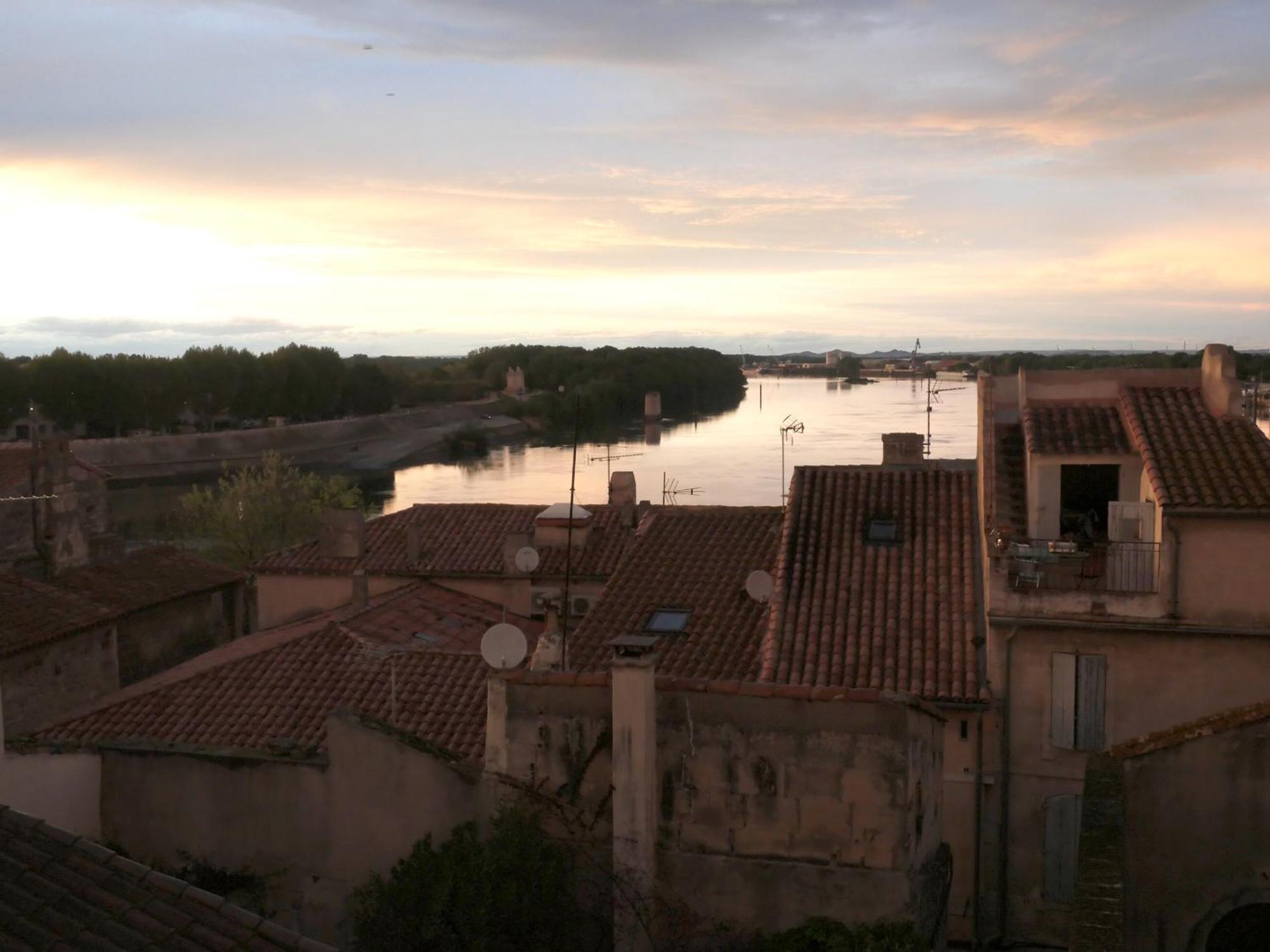 Superbe Appartement Avec Vue Arles Luaran gambar